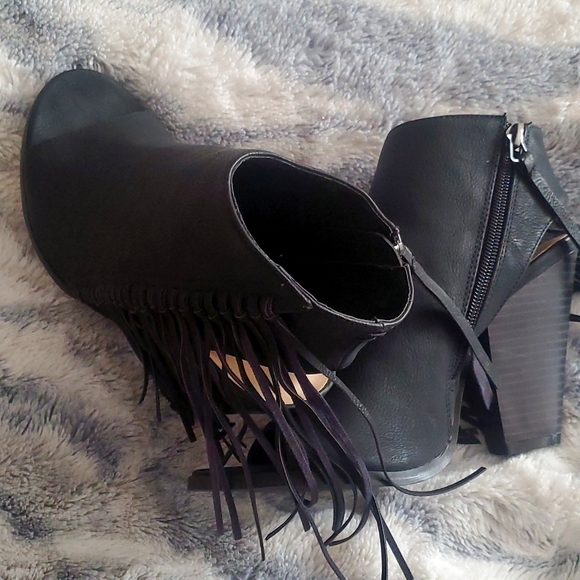 Cathy Jean Black Frindge Bootsies - Picture 1 of 11